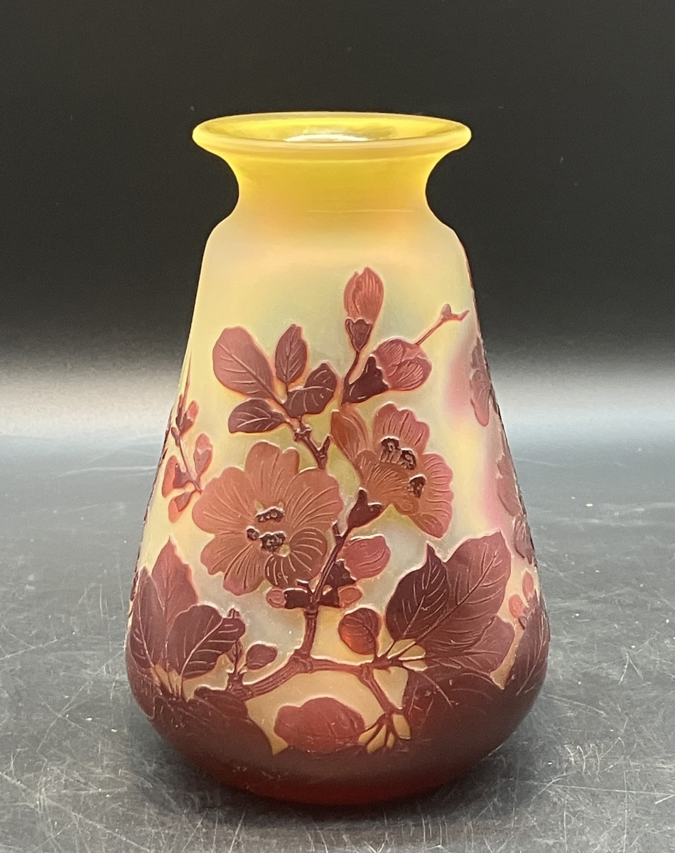 Emile Gallé Vase 18 cm rouge et jaune verre opalescent décor fleurs de pommiers art nouveau