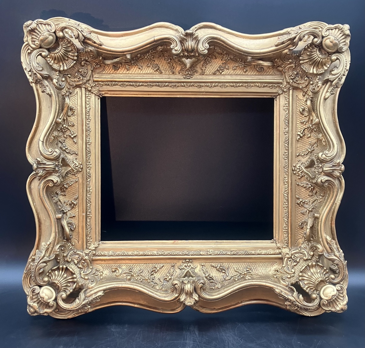 cadre Napoléon III feuillure 27,7 x 32,5 cm en bois et stuc doré 