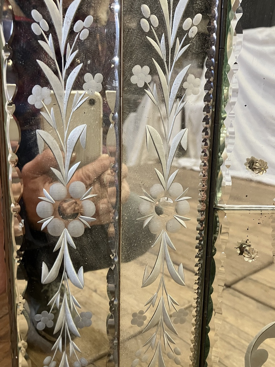 Venetian Style Chest Of Drawers With Engraved Mirrored Doors. Sideboard With Mirrors. -photo-2