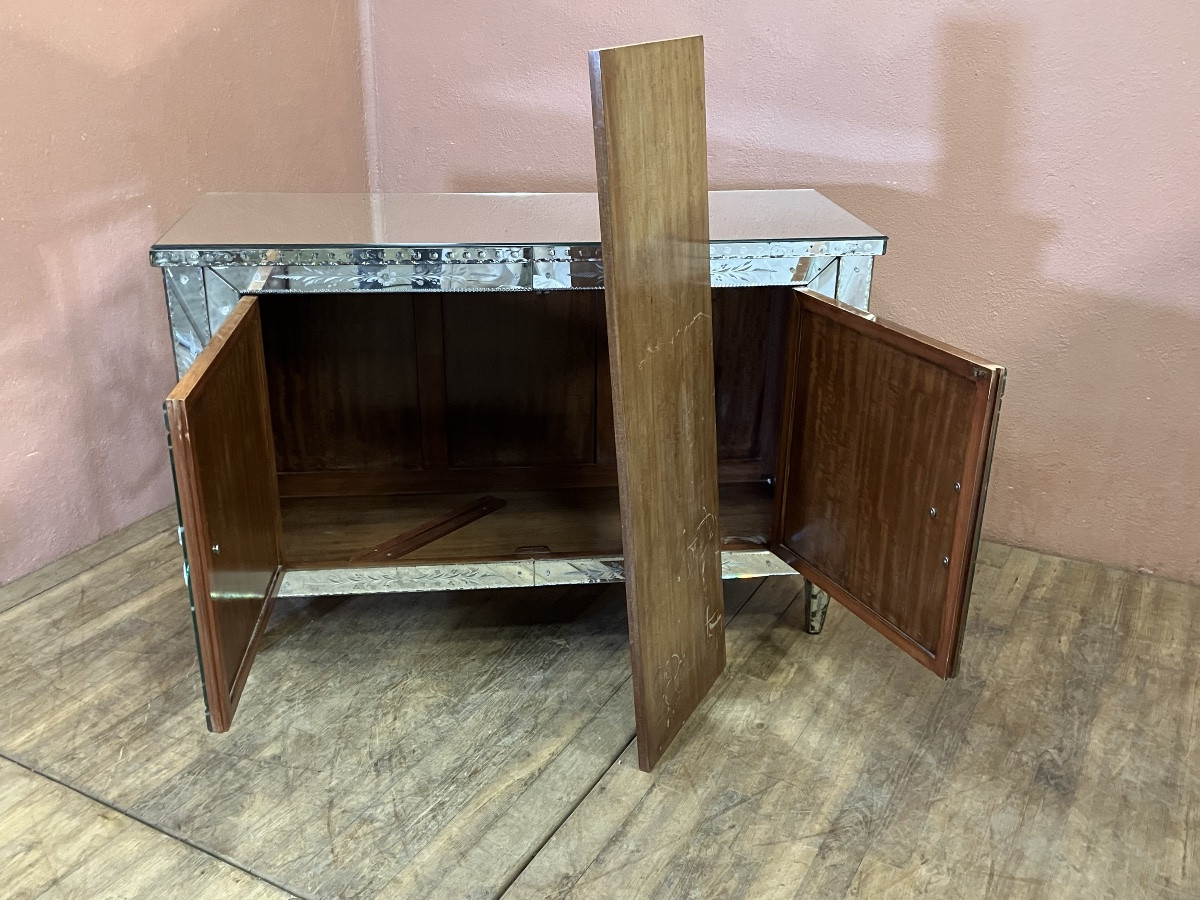 Venetian Style Chest Of Drawers With Engraved Mirrored Doors. Sideboard With Mirrors. -photo-2