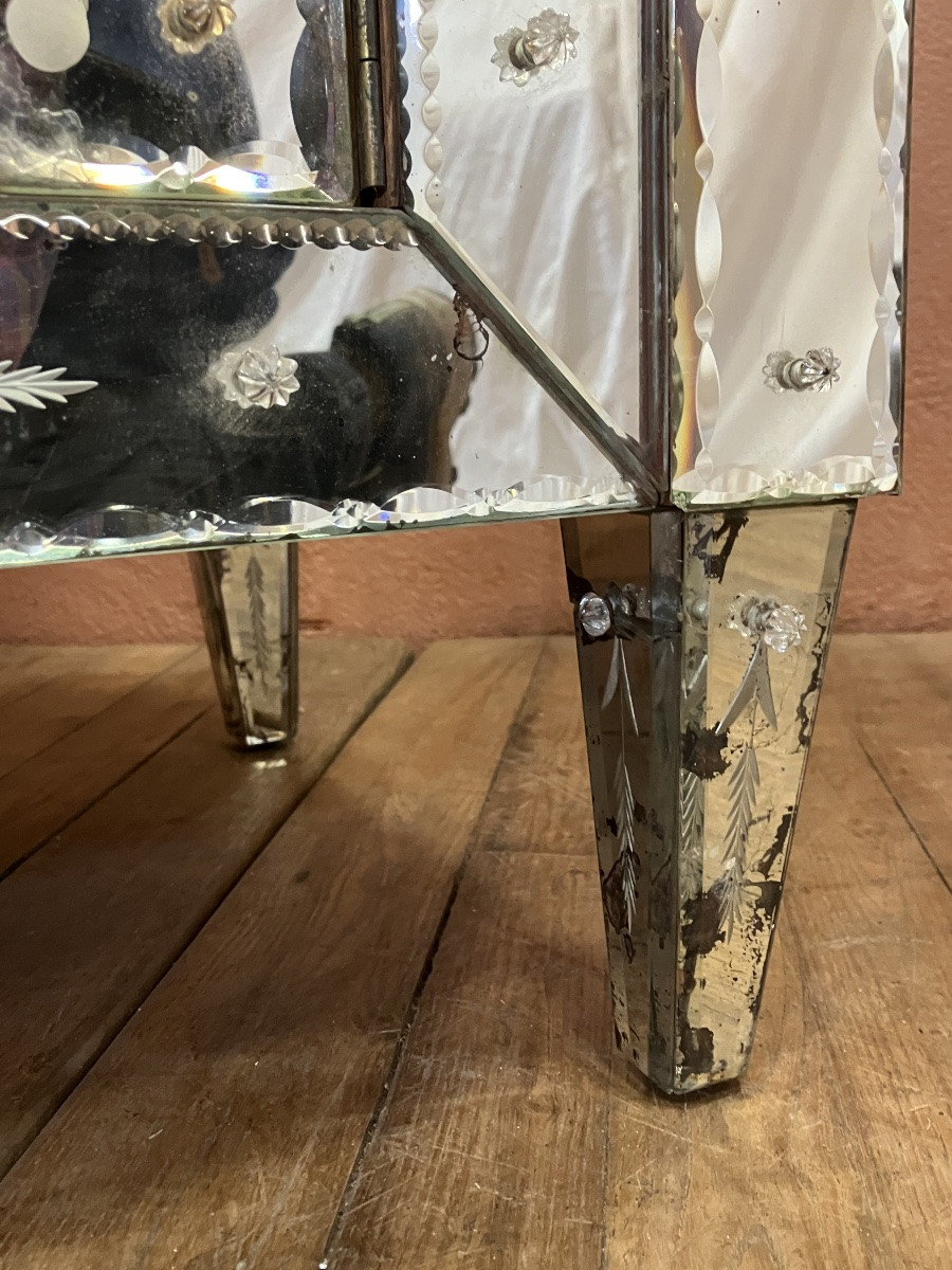 Venetian Style Chest Of Drawers With Engraved Mirrored Doors. Sideboard With Mirrors. -photo-4