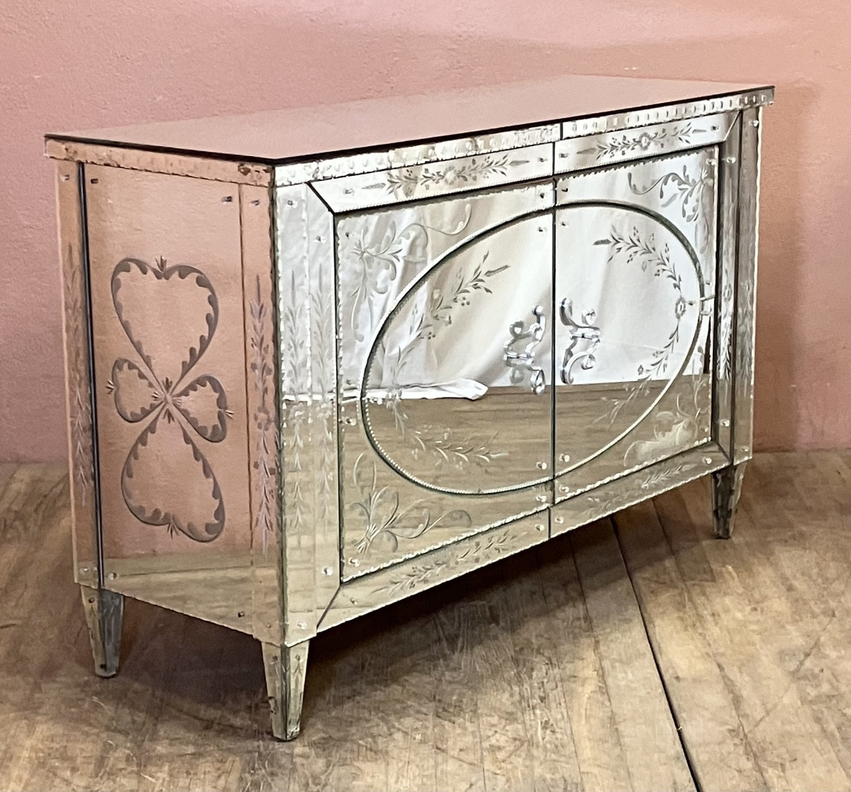 Venetian Style Chest Of Drawers With Engraved Mirrored Doors. Sideboard With Mirrors. 