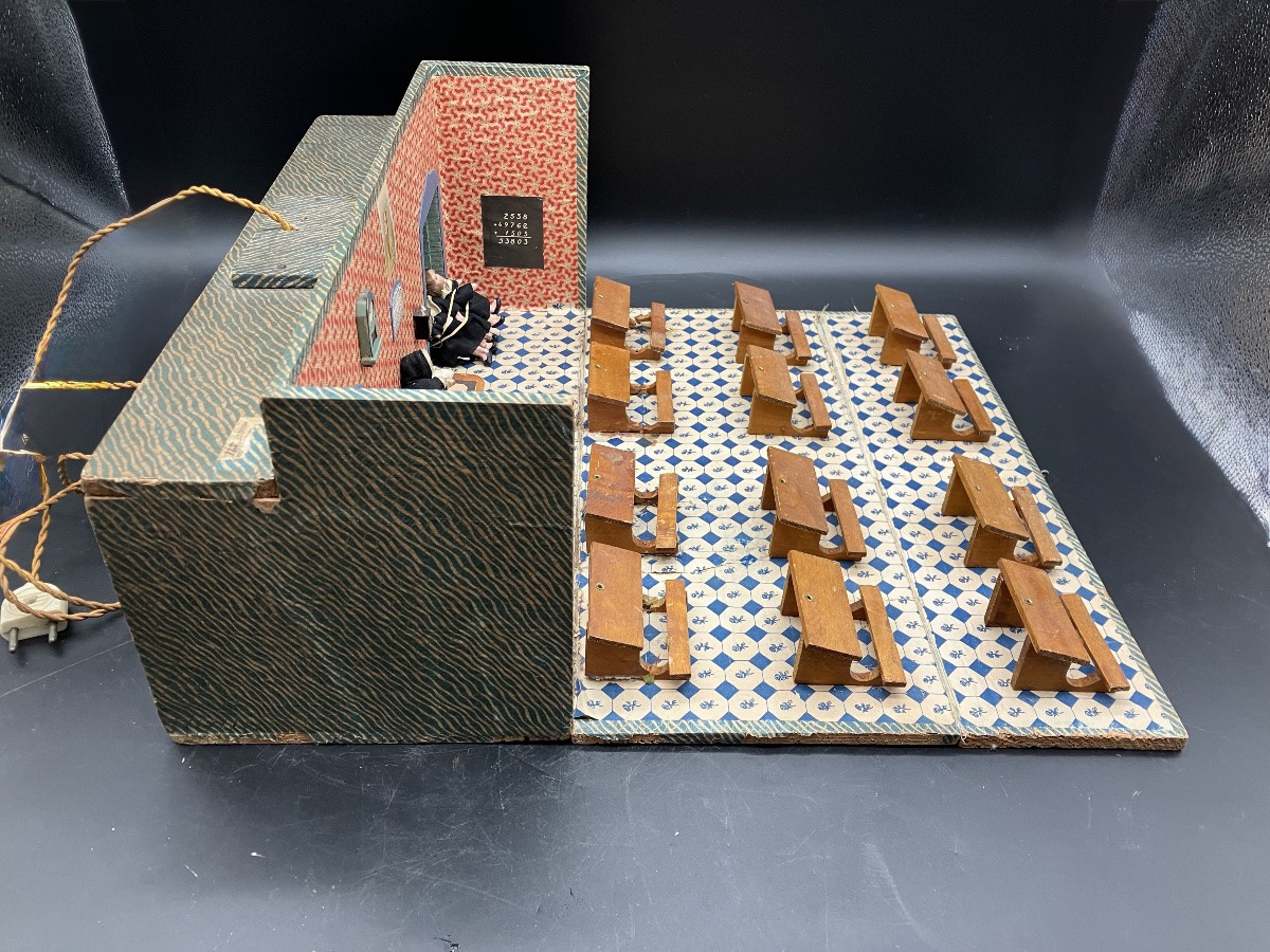 Ecole de poupées avec petites poupées et institutrice  religieuse Classe pupitre banc écolières-photo-1