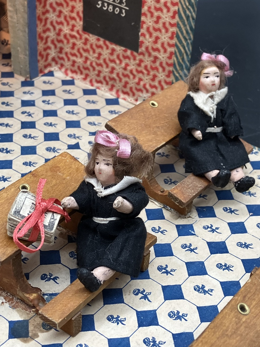 Ecole de poupées avec petites poupées et institutrice  religieuse Classe pupitre banc écolières-photo-2