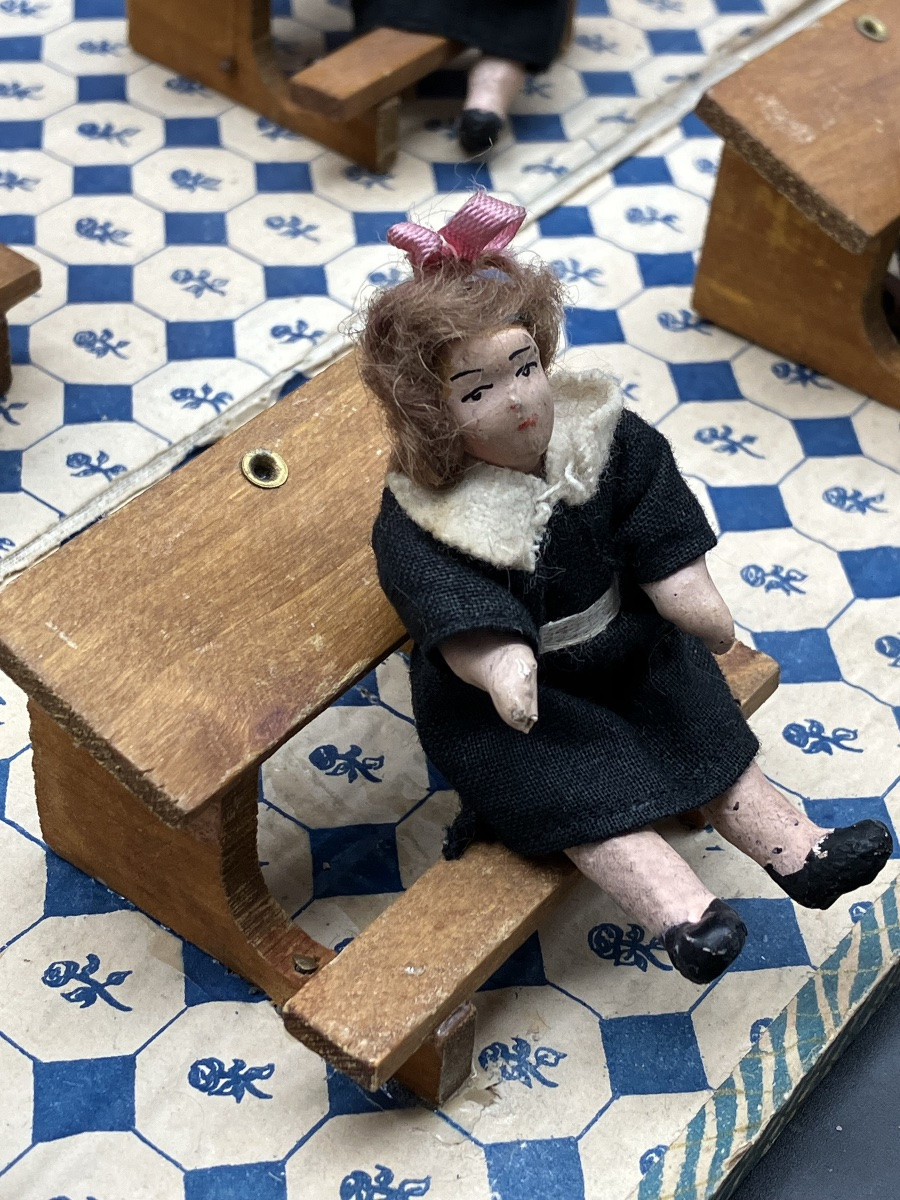 Ecole de poupées avec petites poupées et institutrice  religieuse Classe pupitre banc écolières-photo-3