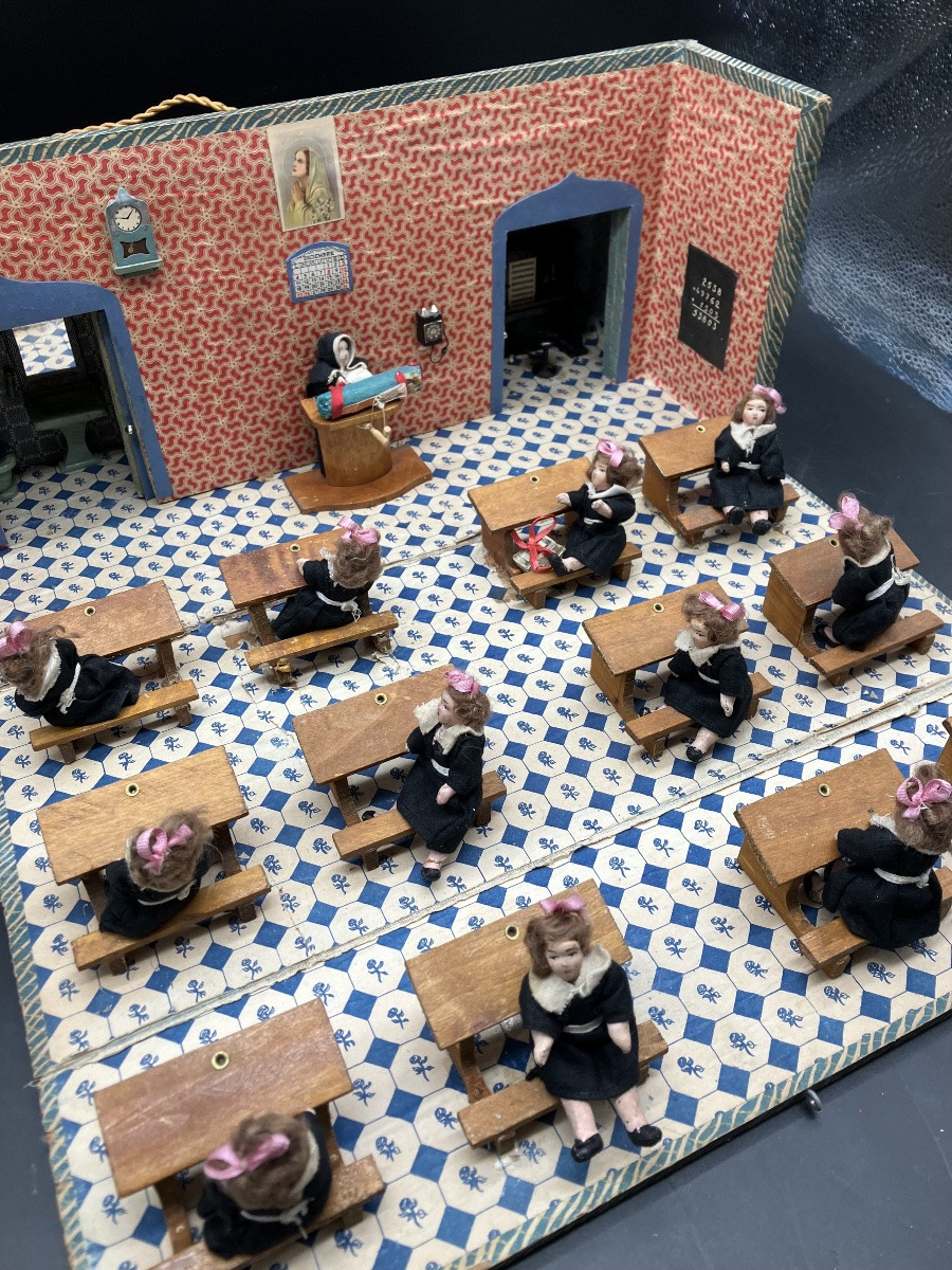 Ecole de poupées avec petites poupées et institutrice  religieuse Classe pupitre banc écolières-photo-4