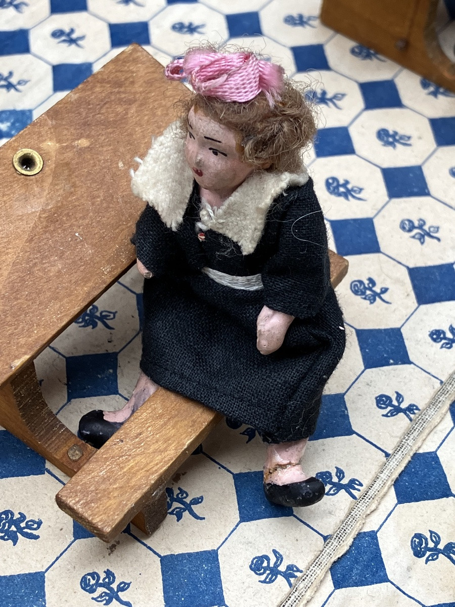 Ecole de poupées avec petites poupées et institutrice  religieuse Classe pupitre banc écolières-photo-6