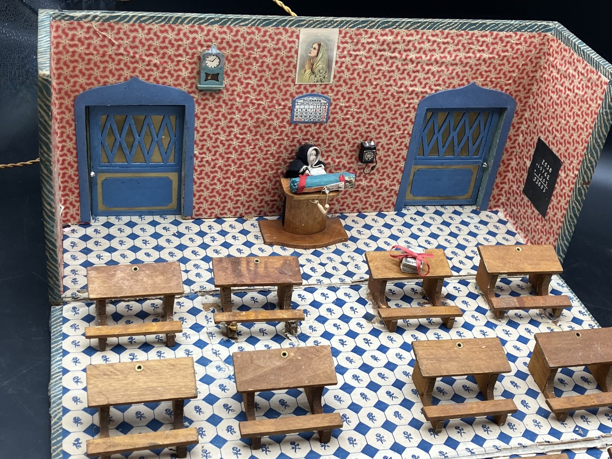 Ecole de poupées avec petites poupées et institutrice  religieuse Classe pupitre banc écolières-photo-7
