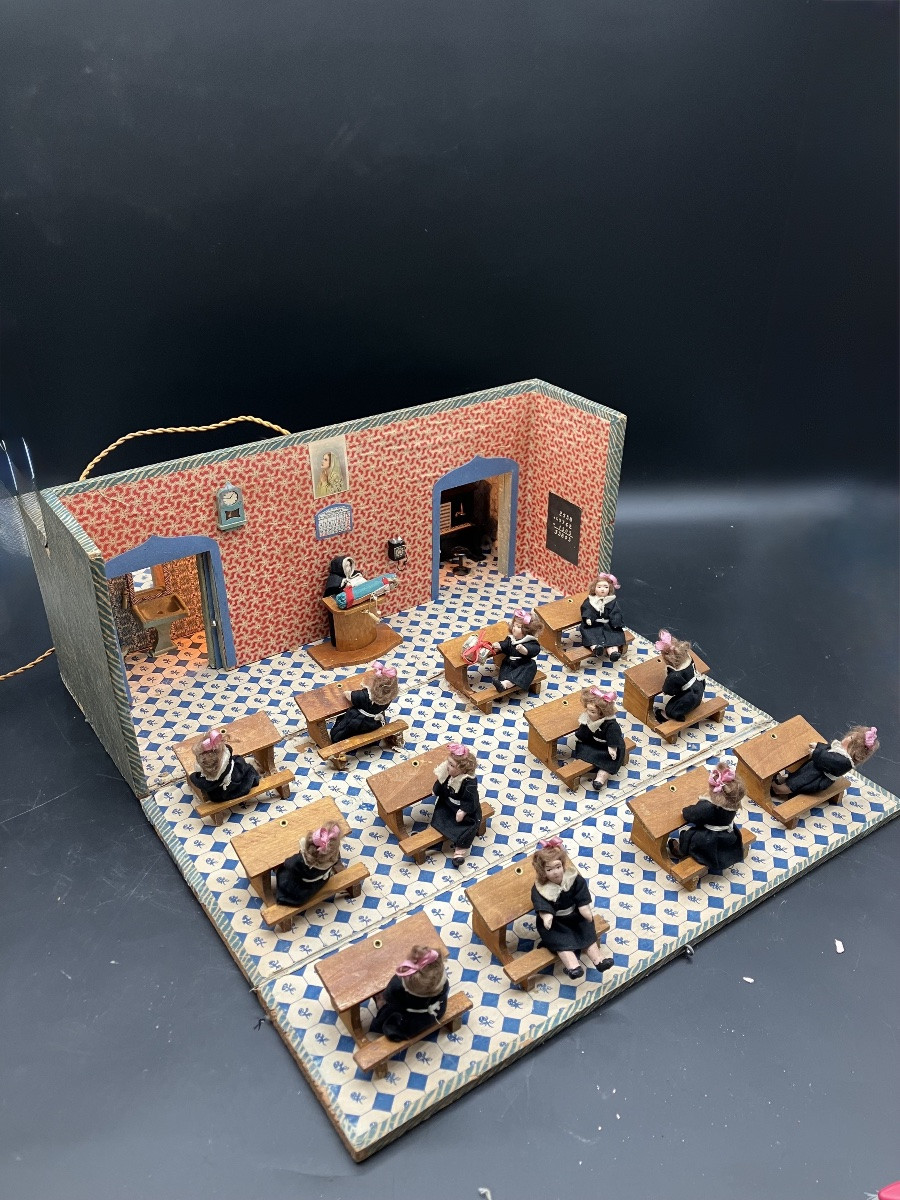 Ecole de poupées avec petites poupées et institutrice  religieuse Classe pupitre banc écolières-photo-8
