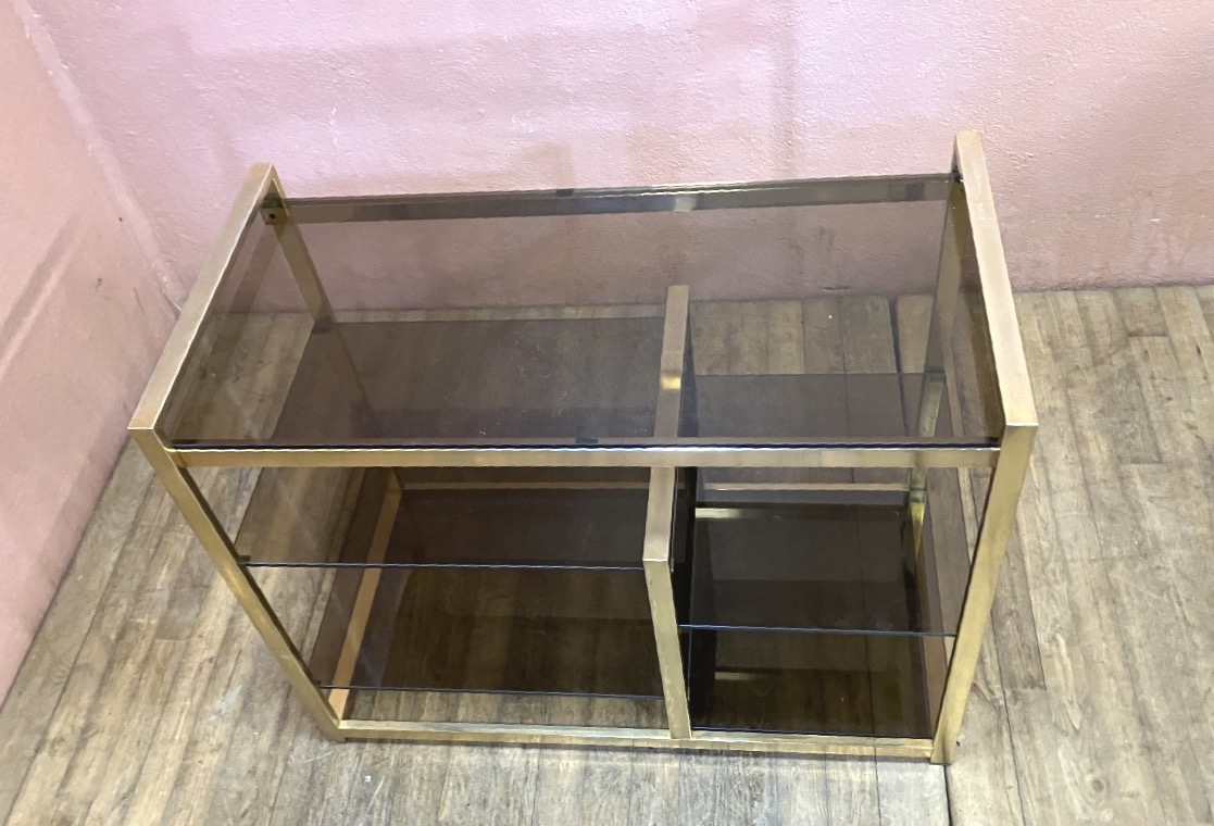 Etagère desserte dlg Pierre Vandel en laiton doré et verre fumé années 70 Table de milieu-photo-4