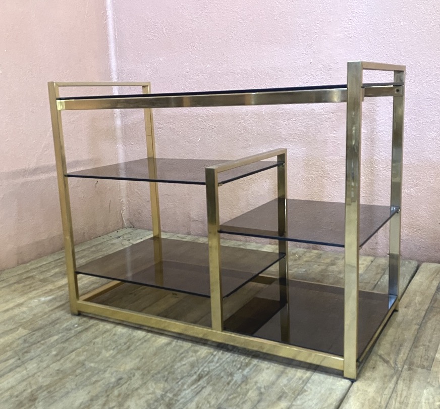 Etagère desserte dlg Pierre Vandel en laiton doré et verre fumé années 70 Table de milieu