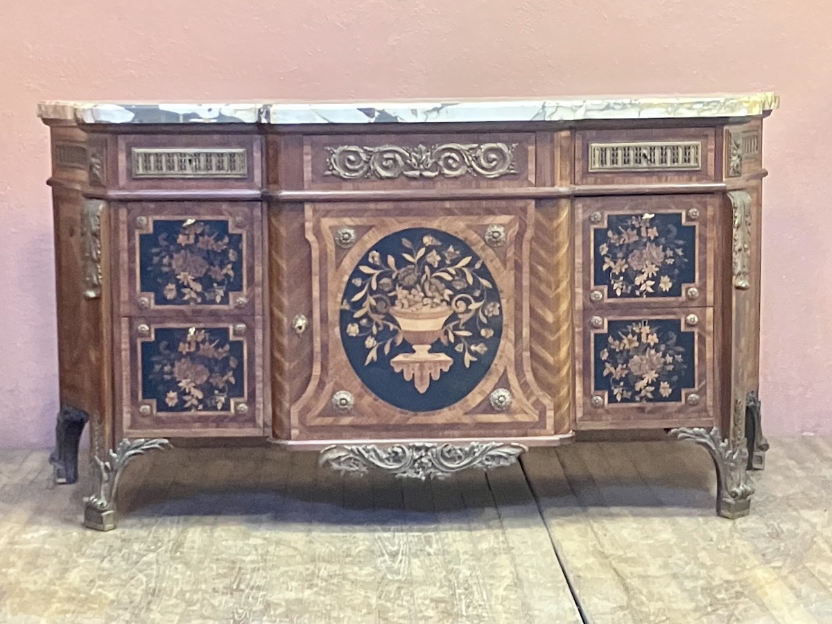 Importante Commode à la manière de Riesner Louis XVI époque XIXème marqueterie bronzes Chateau