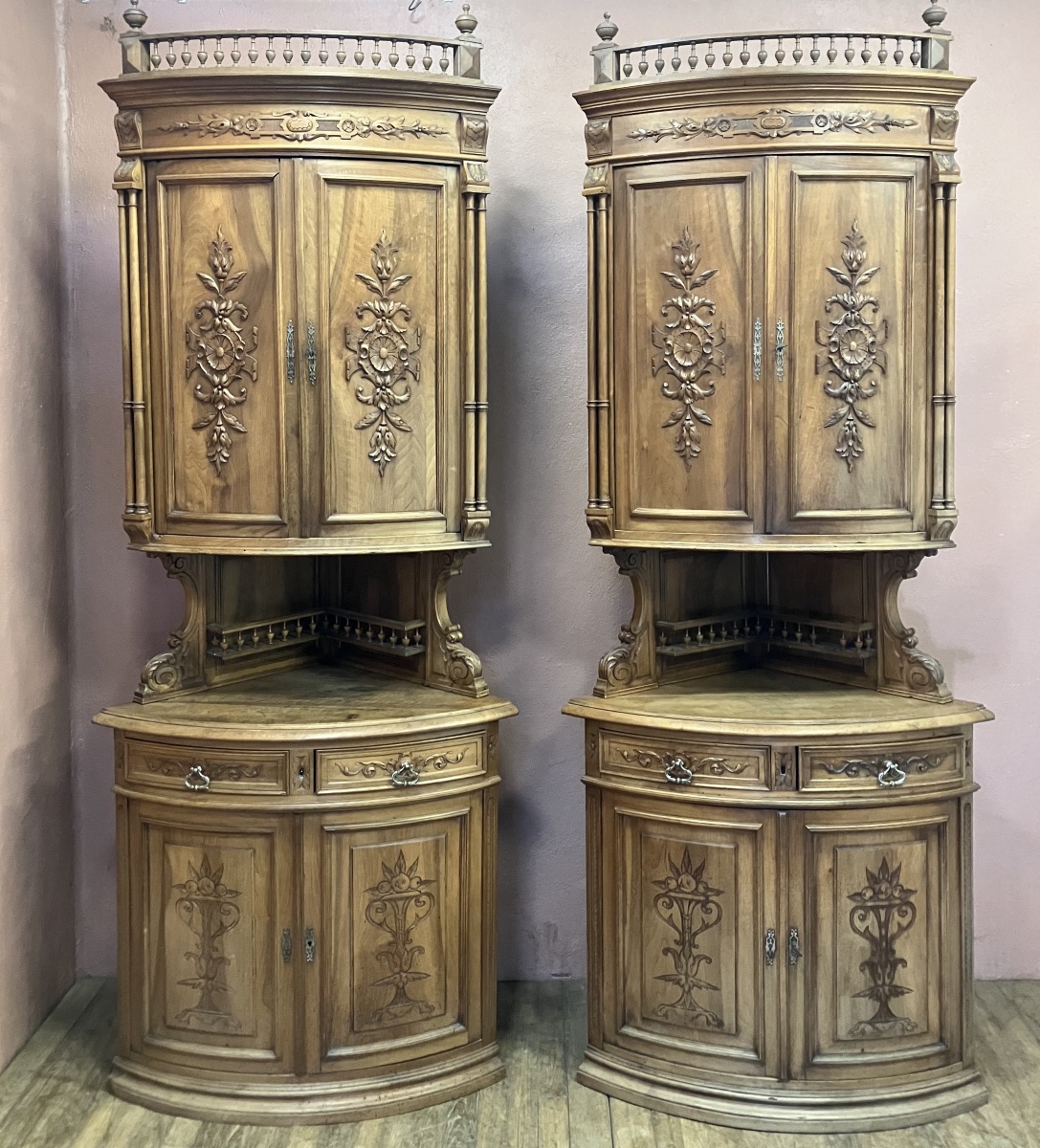 Paire d'encoignures en noyer style Renaissance époque XIXème siècle meuble de coin