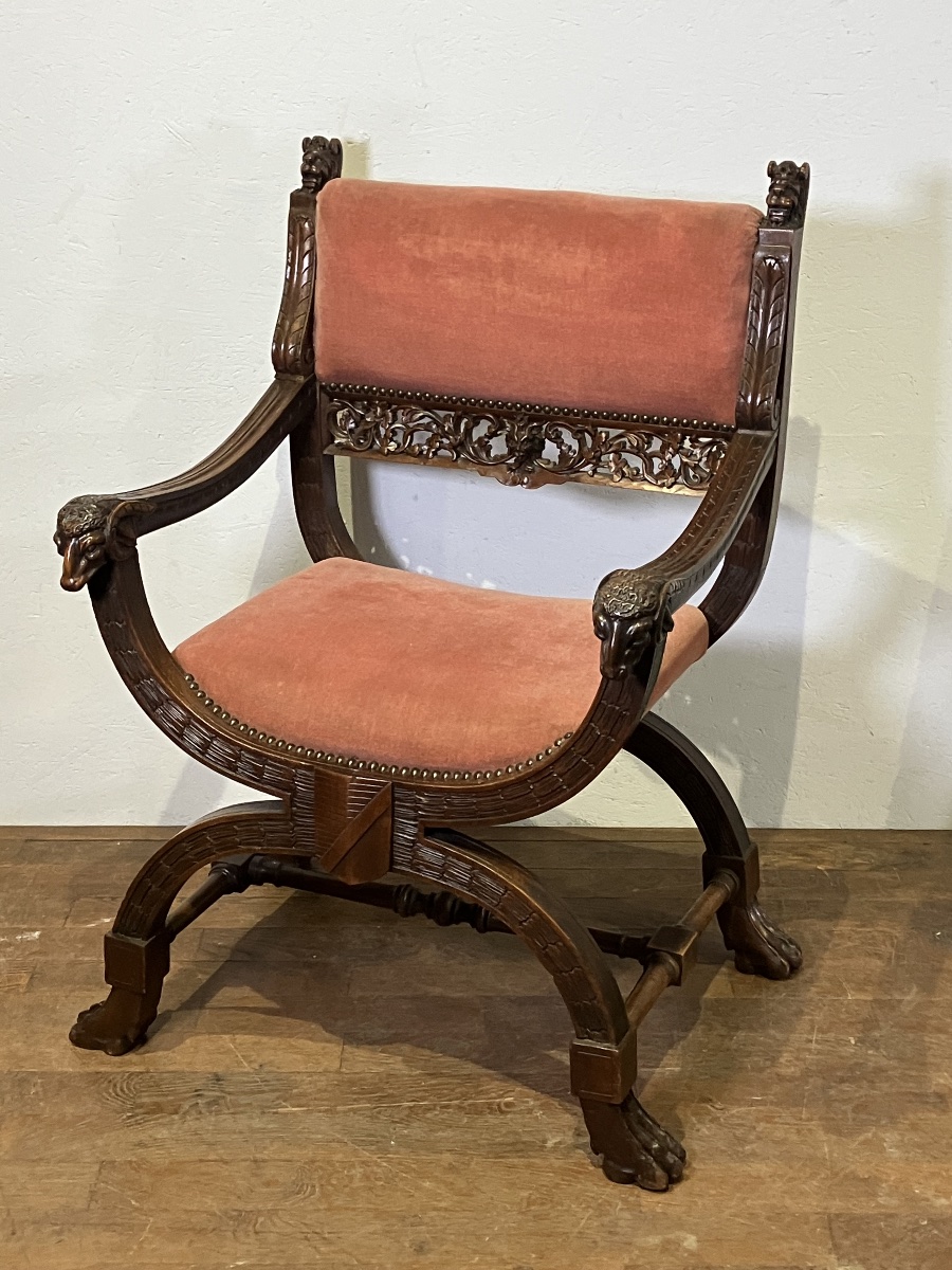 Fauteuil curule en noyer Renaissance époque  XIXème Blason Bureau Château Apparat Dagobert