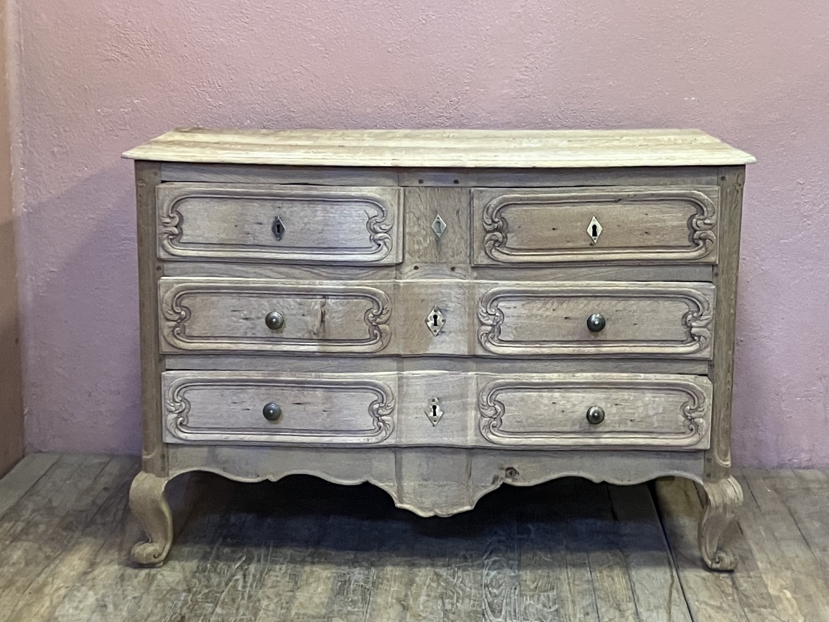 commode arbalète 18eme en chêne blanchi à 4 tiroirs sur trois rangs