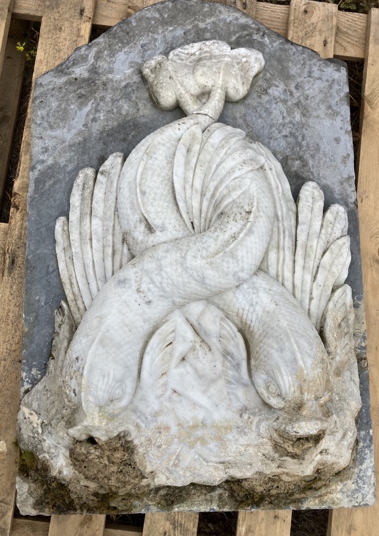 Fontaine en marbre aux  dauphins Epoque Louis XIV Fin  XVIIème siècle 