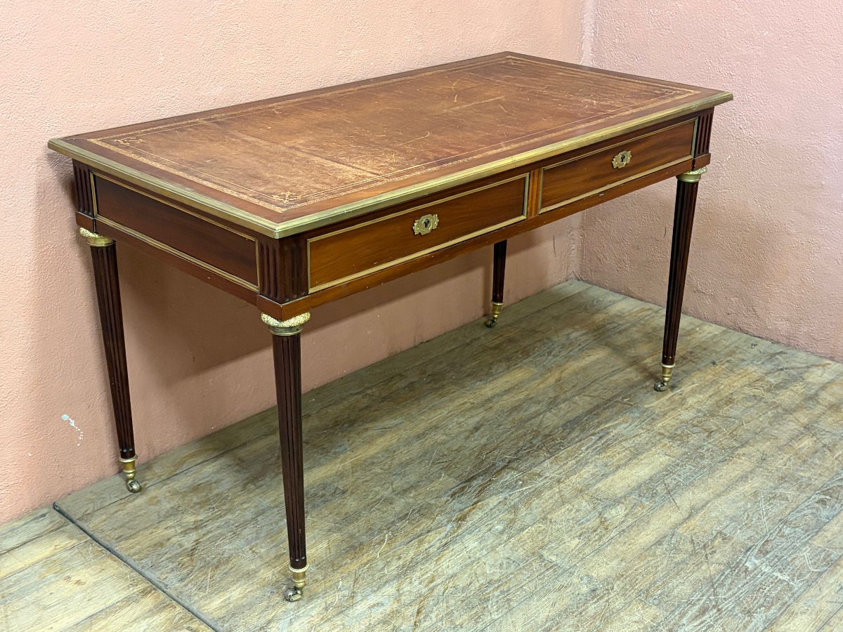 Bureau plat Louis XVI en acajou 