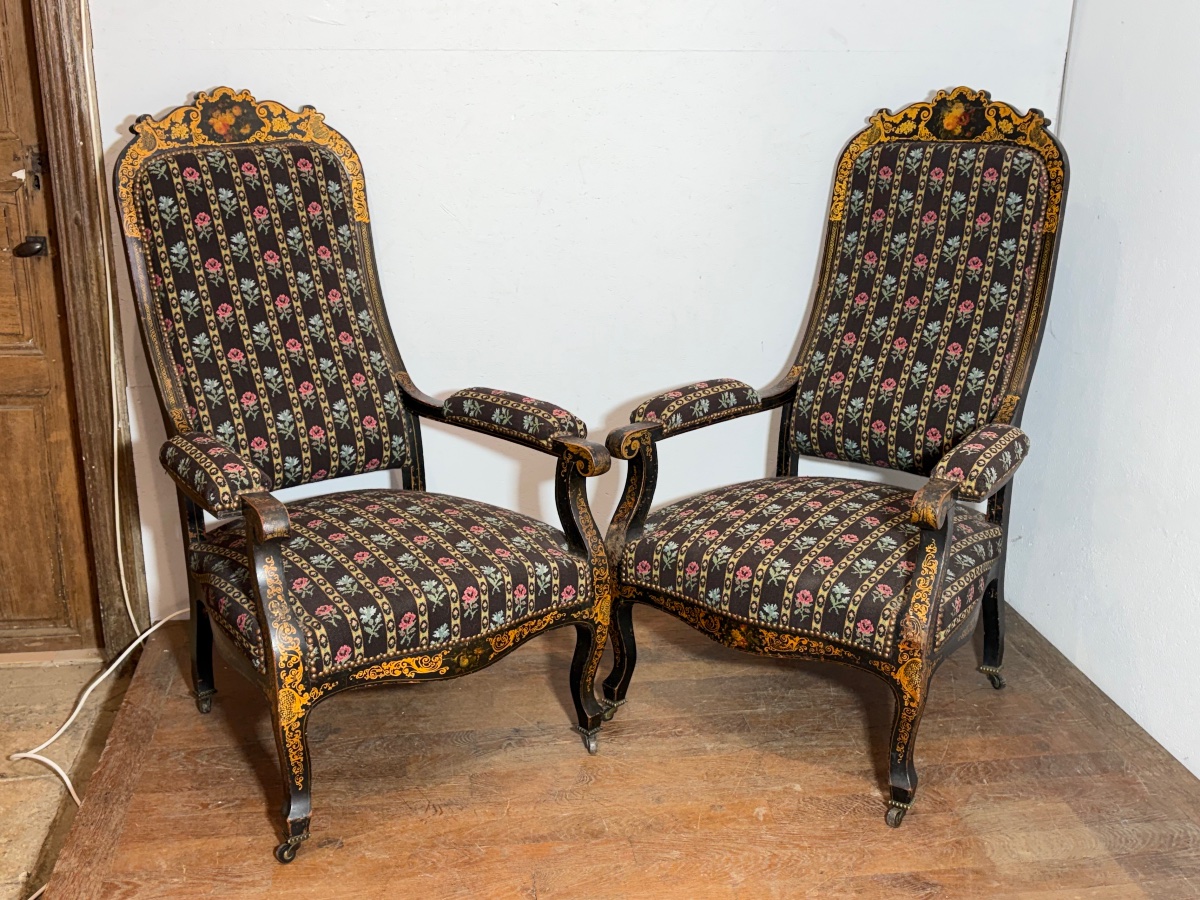 Paire de fauteuils Voltaire Napoléon III vernis Martin décor de fleurs 