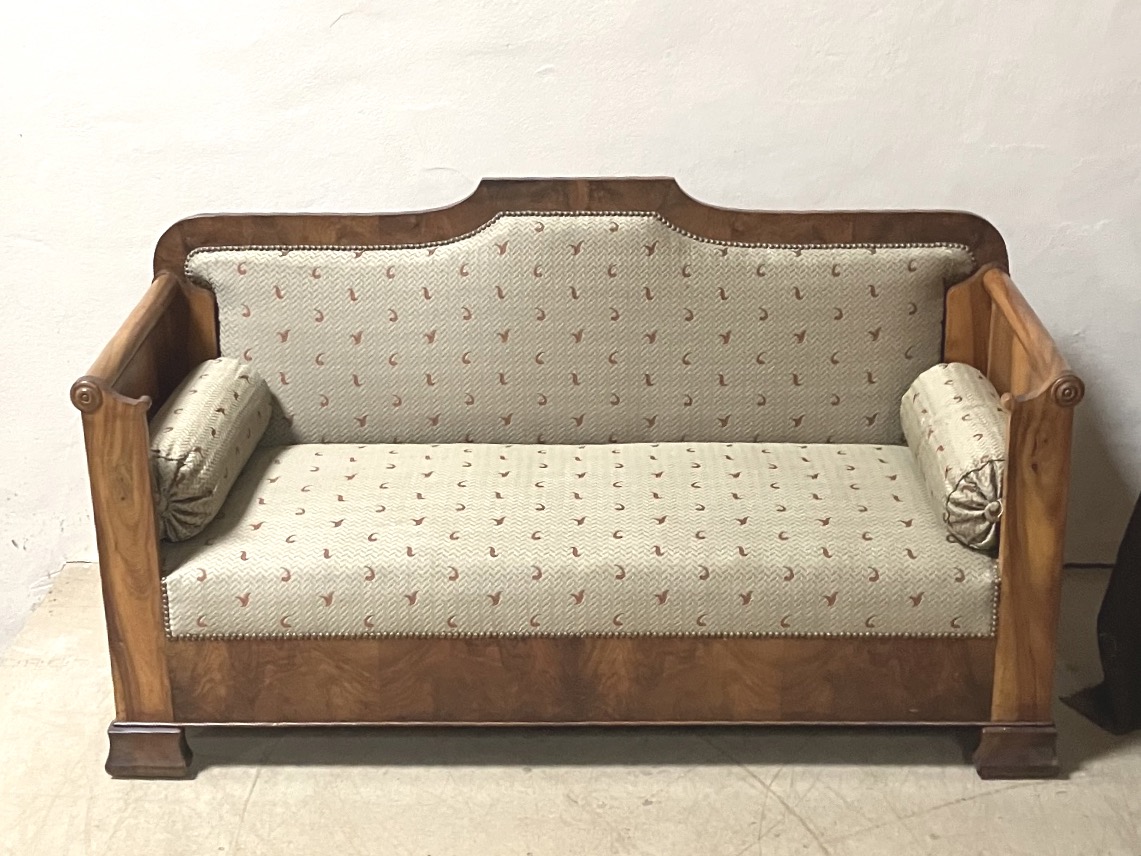 Canapé banquette de repos en noyer Louis Philippe XIX ème