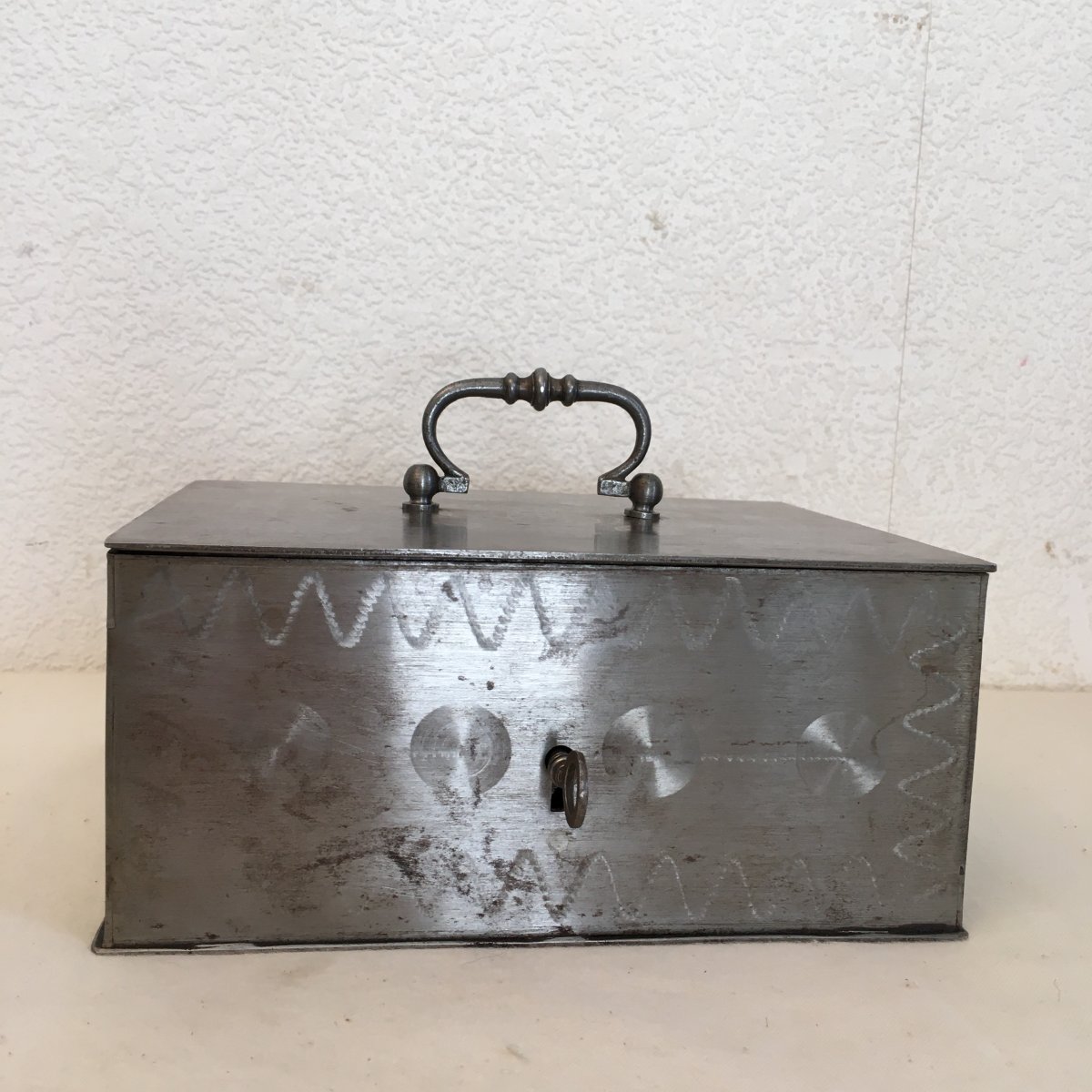 Iron Box With Key, 19 Th Century -photo-3