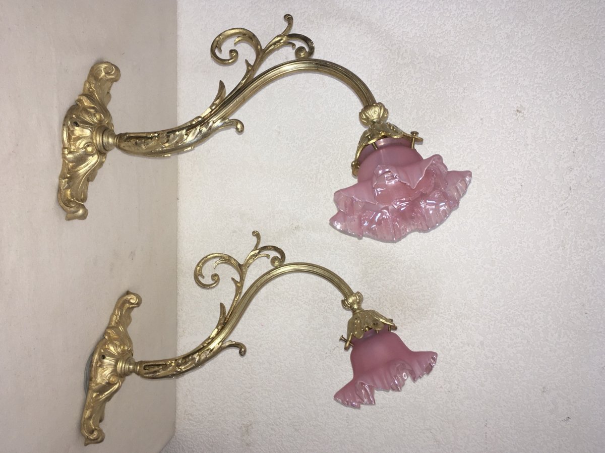 Paire D Appliqués En Bronze Doré, Tulipes En Verre Nacré Rose