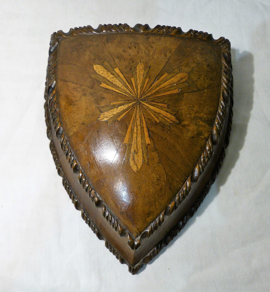 Cardinal Box, Walnut Crest Box And Inlays.-photo-2