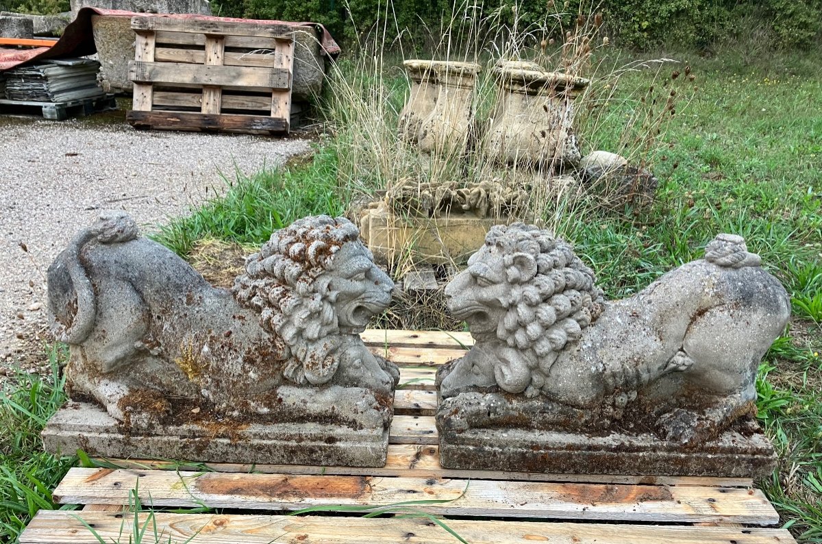 Paire De Lions De Jardin En Pierre Reconstituée Début XX Eme Siècle 