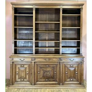 Grande bibliothèque de boiserie en noyer Napoléon III  largeur 223 cm 3 portes et 3 tiroirs 