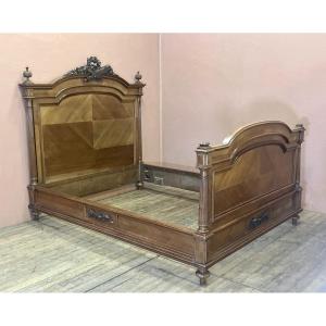 Grand lit Louis XVI en noyer Napoléon III