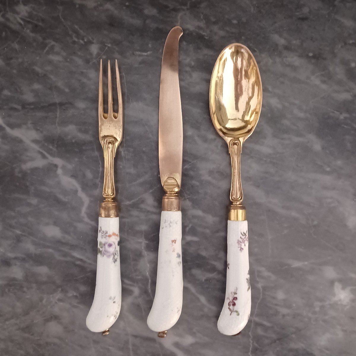 Meissen XVIIIth C. - A Complete Cutlery - Fork, Knife, Spoon - Handle In Hard Paste