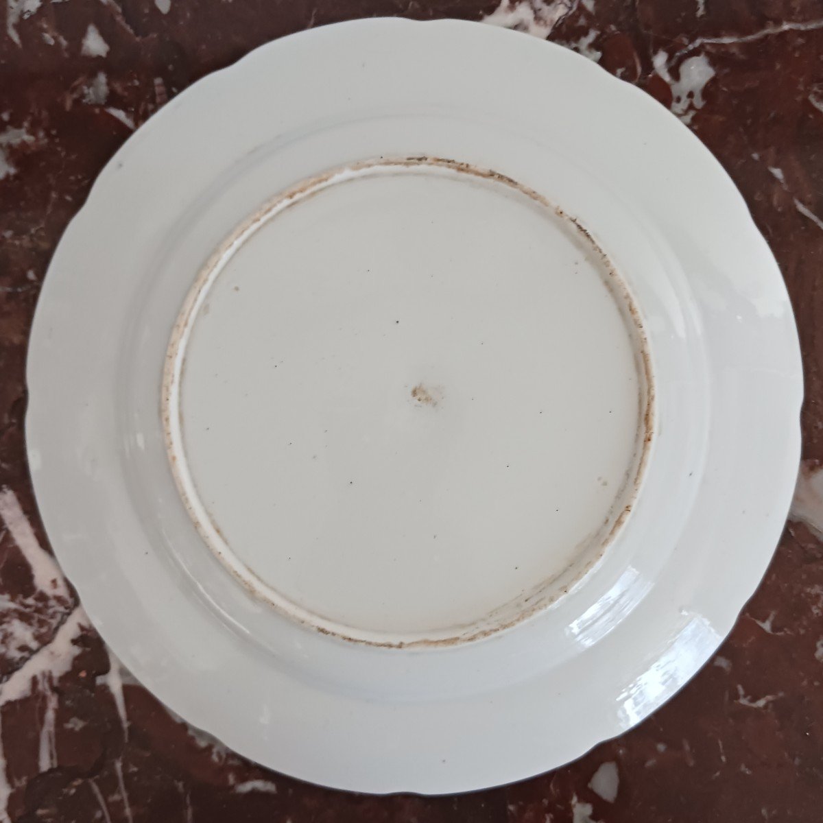 Tournai, XVIIIe siècle - paire d'assiettes en porcelaine tendre - décor de jeté de fleurs -photo-1