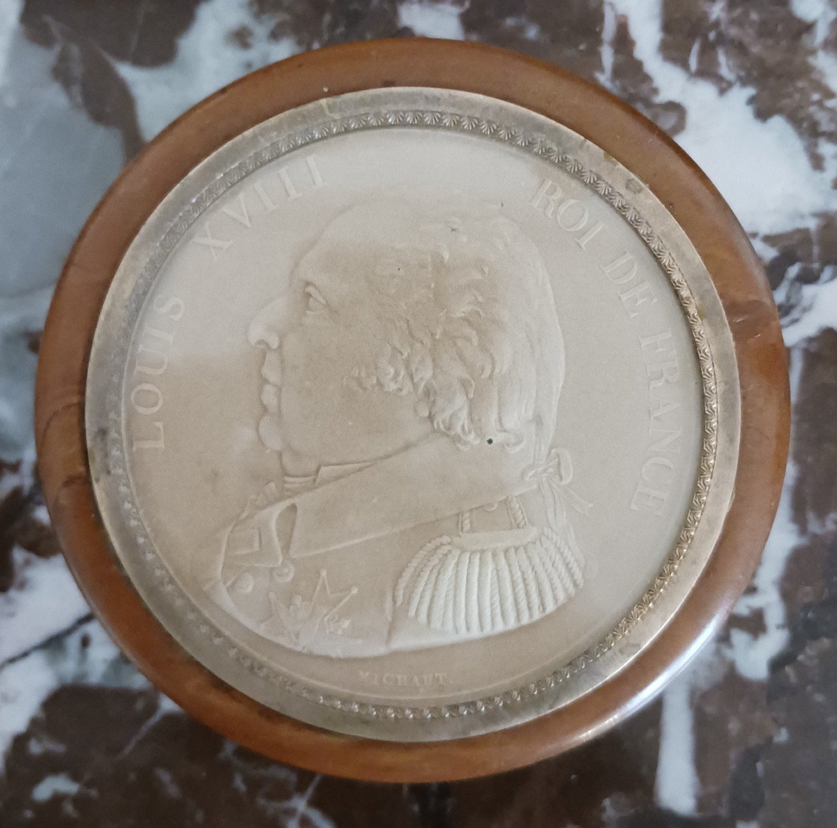 France début XIXe siècle - boîte royaliste - buis et portrait de Louis XVIII embossé - -photo-1