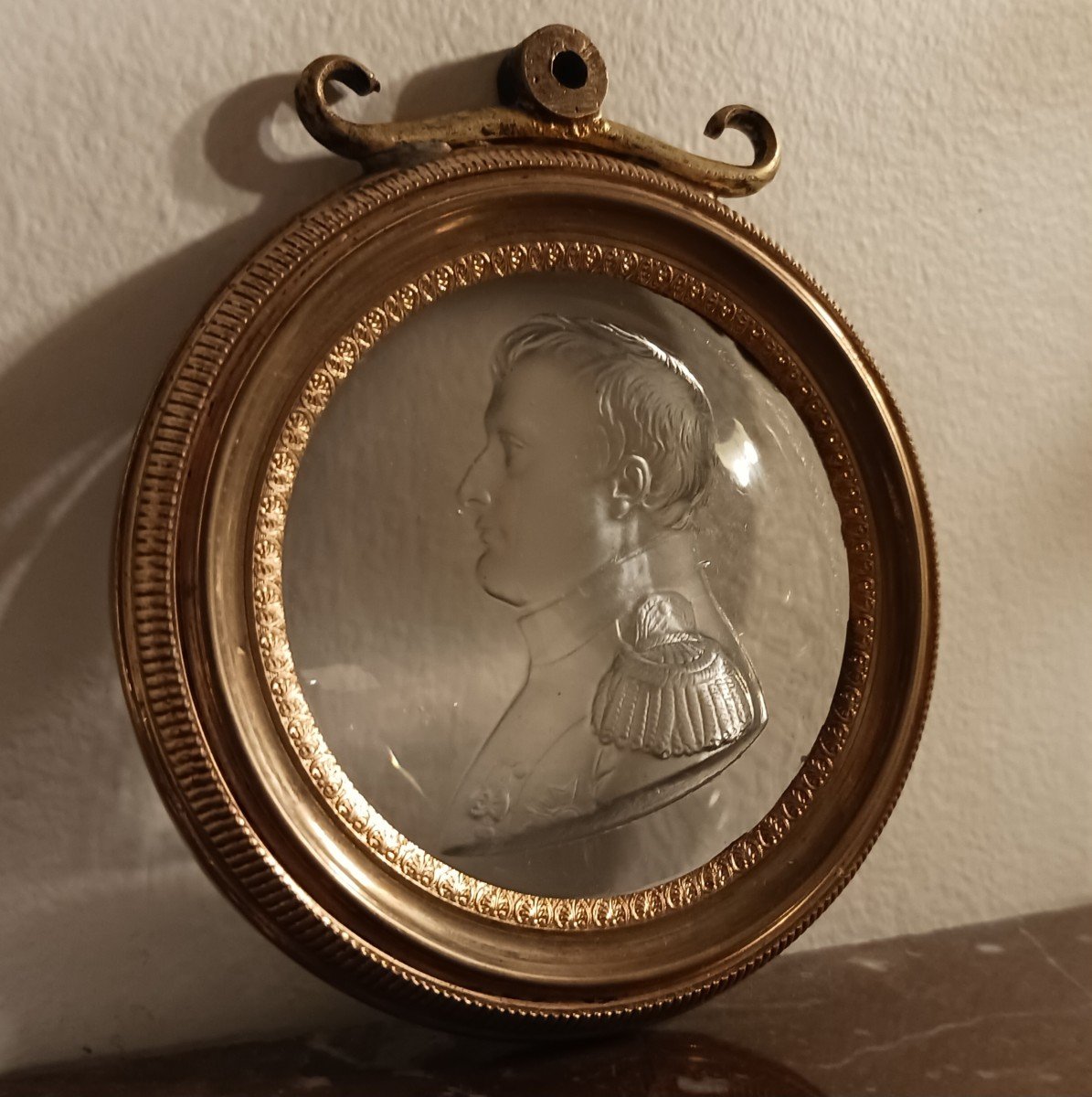 France, vers 1830 - très rare médaillon en verre moulé de Napoléon en colonel général d'après Andrieu-photo-3