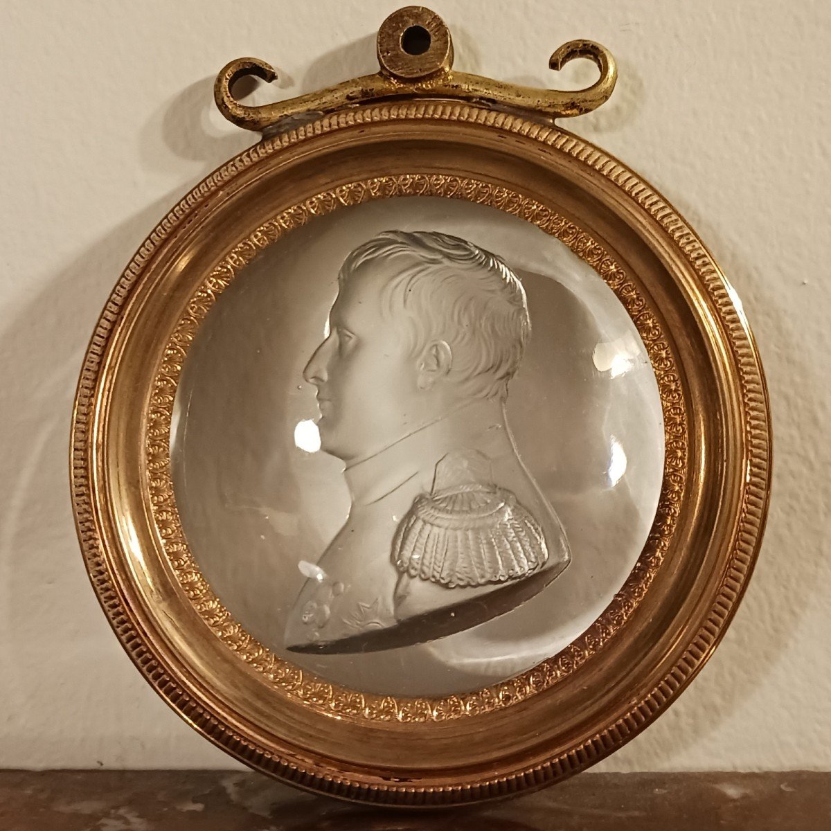 France, vers 1830 - très rare médaillon en verre moulé de Napoléon en colonel général d'après Andrieu