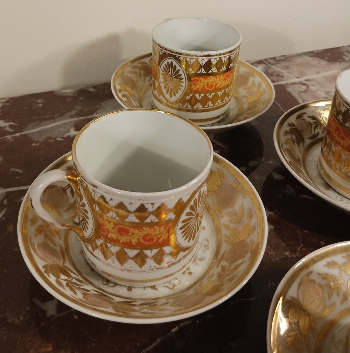 Paris, époque Révolution ou Empire - suite de 4 tasses litron et soucoupes - riche décor doré et fond nankin-photo-2