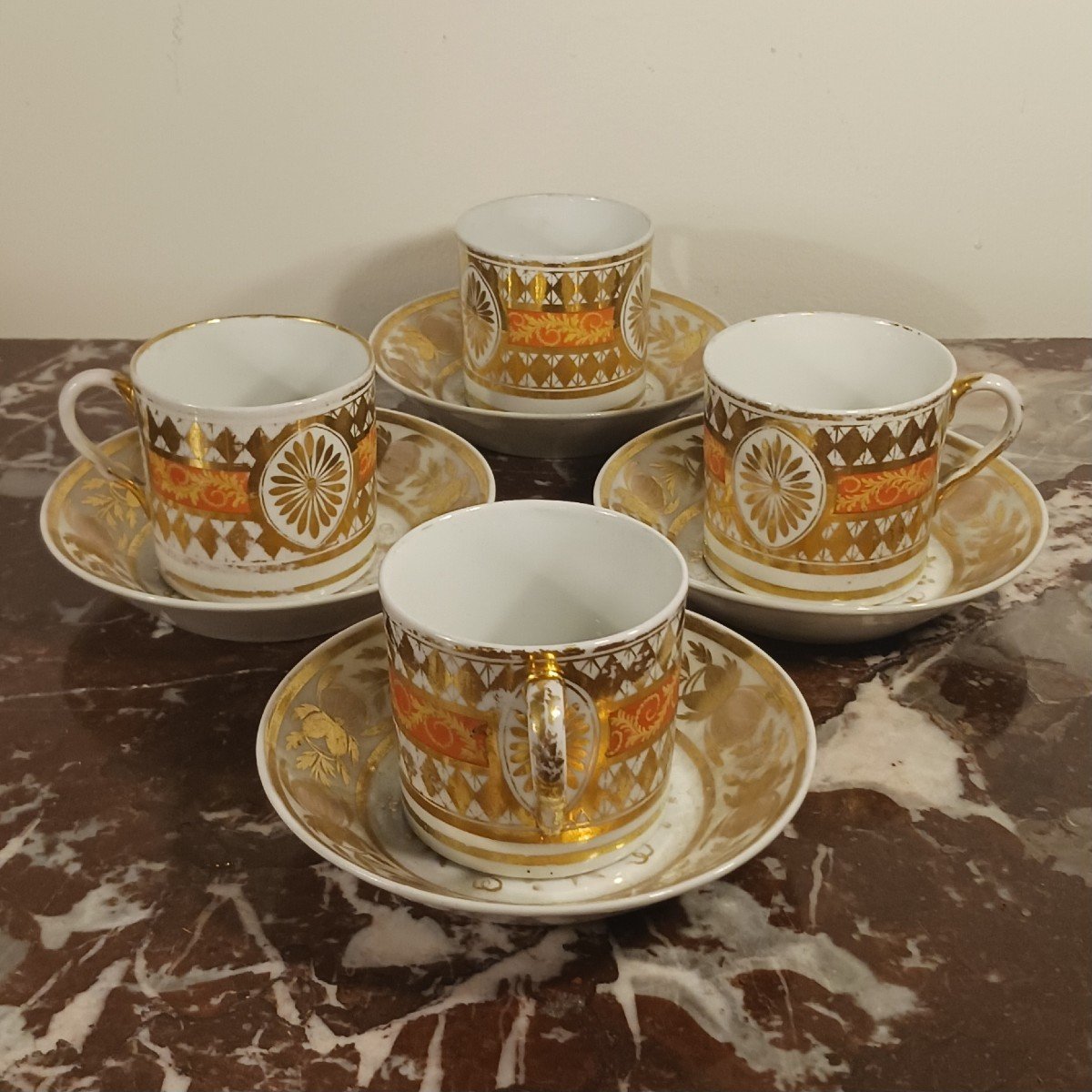 Paris, époque Révolution ou Empire - suite de 4 tasses litron et soucoupes - riche décor doré et fond nankin-photo-4