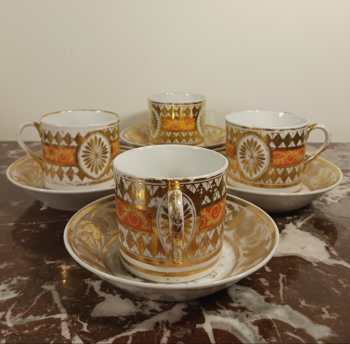 Paris, époque Révolution ou Empire - suite de 4 tasses litron et soucoupes - riche décor doré et fond nankin