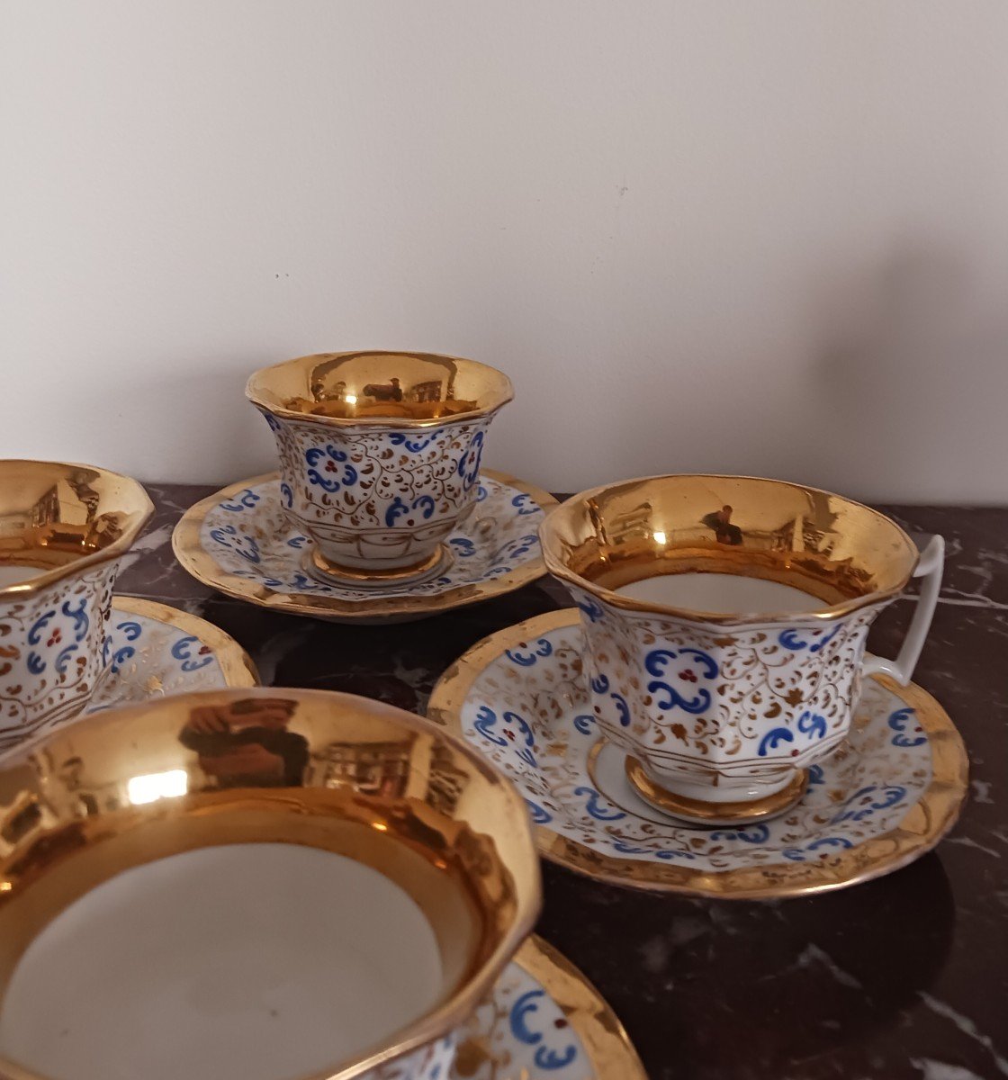 Paris, époque Louis Philippe - suite de 4 tasses et soucoupes dodécagonales en porcelaine - décor dans le goût de Jacob Petit-photo-2