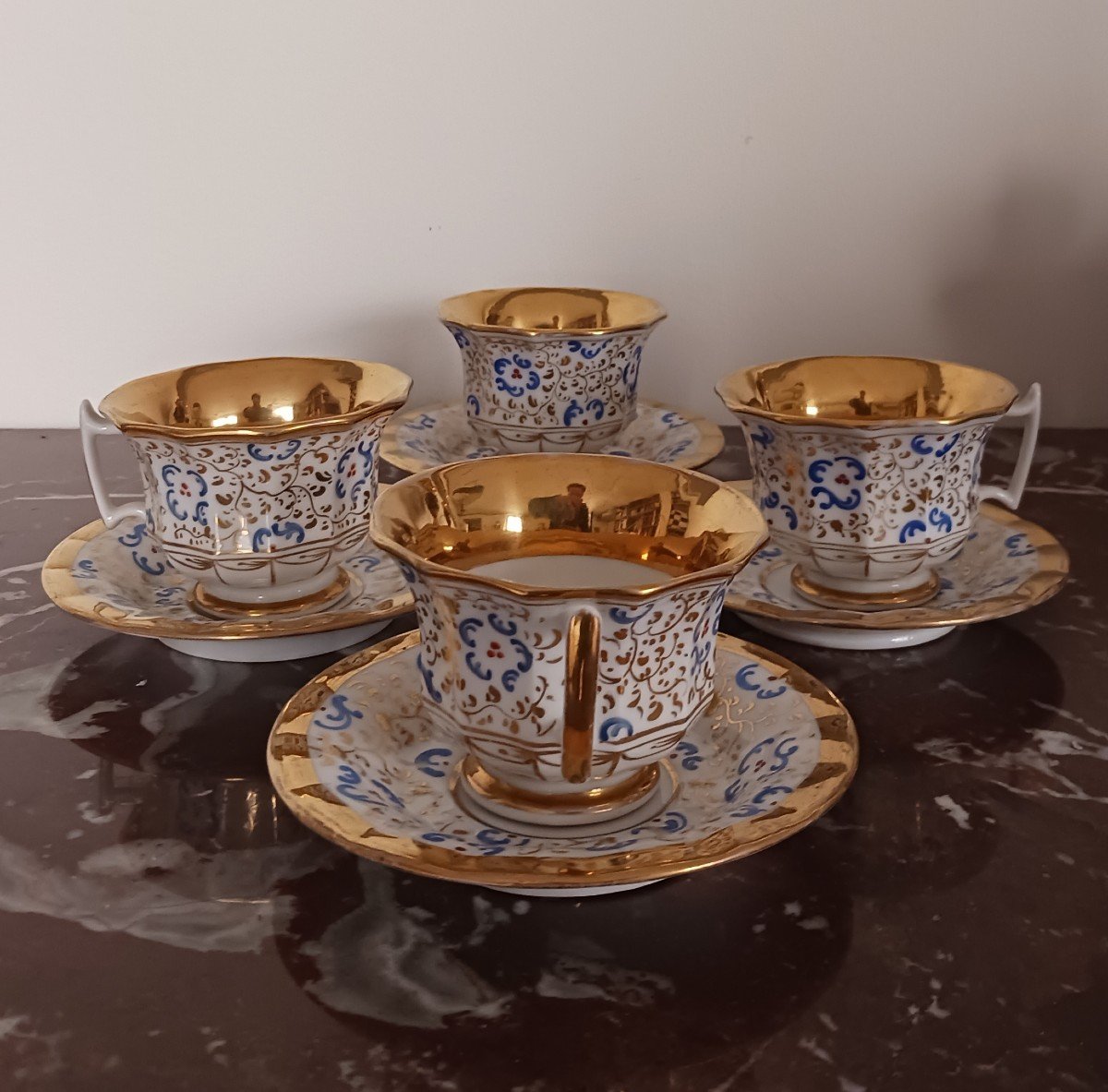 Paris, Louis Philippe Period - Set Of 4 Dodecagonal Porcelain Cups And Saucers - Decorated In The Style Of Jacob Petit