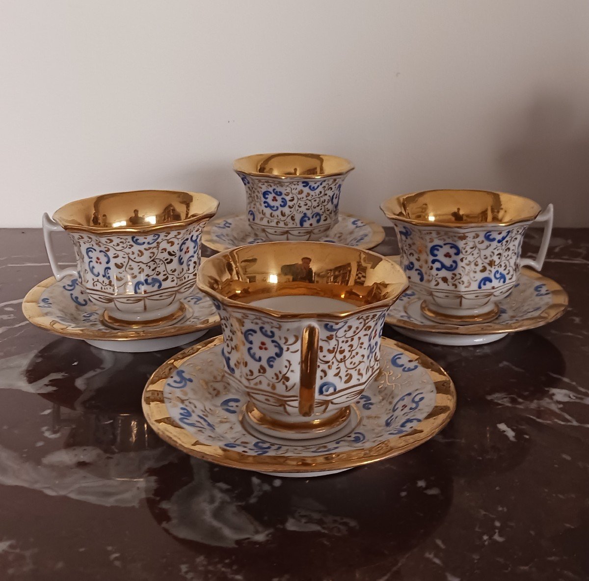 Paris, époque Louis Philippe - suite de 4 tasses et soucoupes dodécagonales en porcelaine - décor dans le goût de Jacob Petit