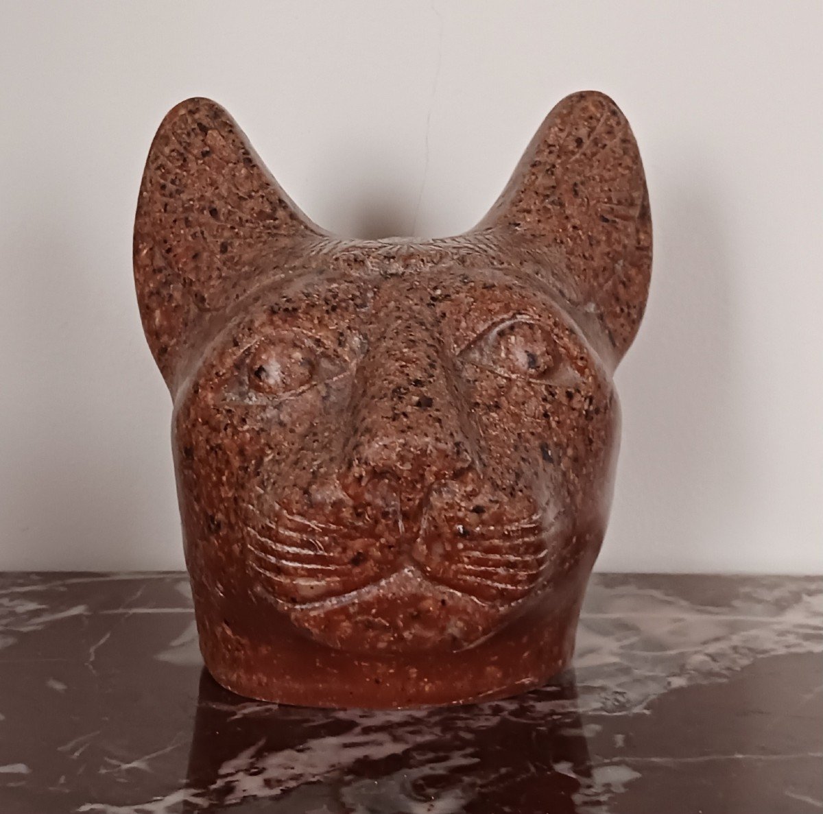 Egypte antique - curieuse tête de chat façon granite rouge d'Assouan - genre Bastet-photo-3