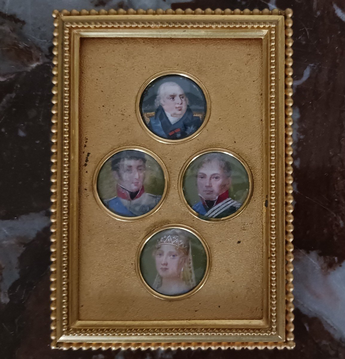 France, époque Restauration - suite de 4 miniatures royalistes - famille royale - encadrement moderne-photo-2