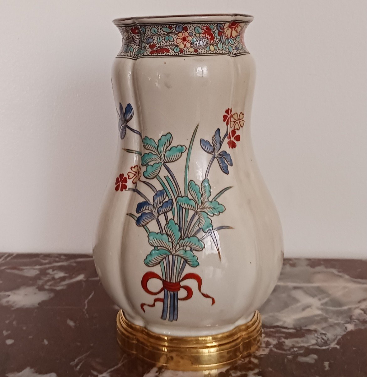 Manufacture Samson - vase monté imitant Chantilly - décor kakiemon Louis XV - faïence