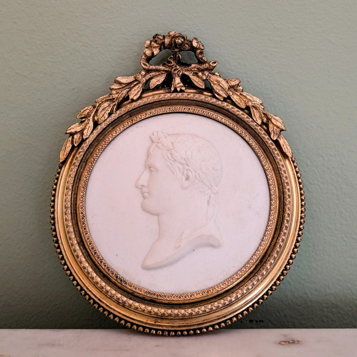 Manufacture Impériale de Sèvres - médaillon en biscuit de Napoléon Ier encadré
