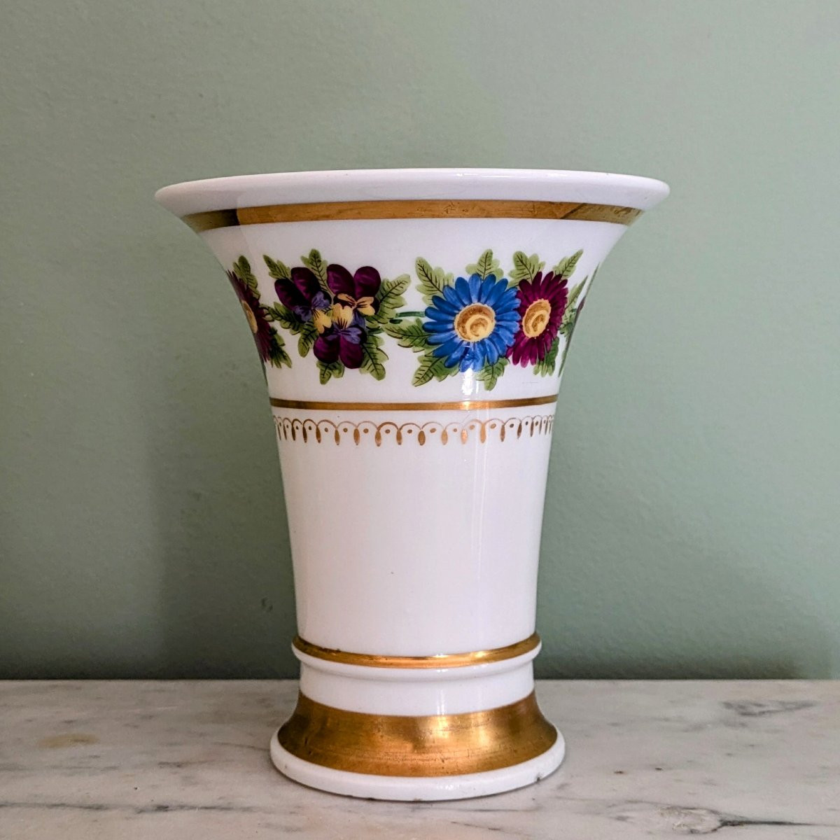 Paris, début du XIXe siècle - vase cornet, jasmin, en porcelaine - décor de dorure et guirlande-photo-3