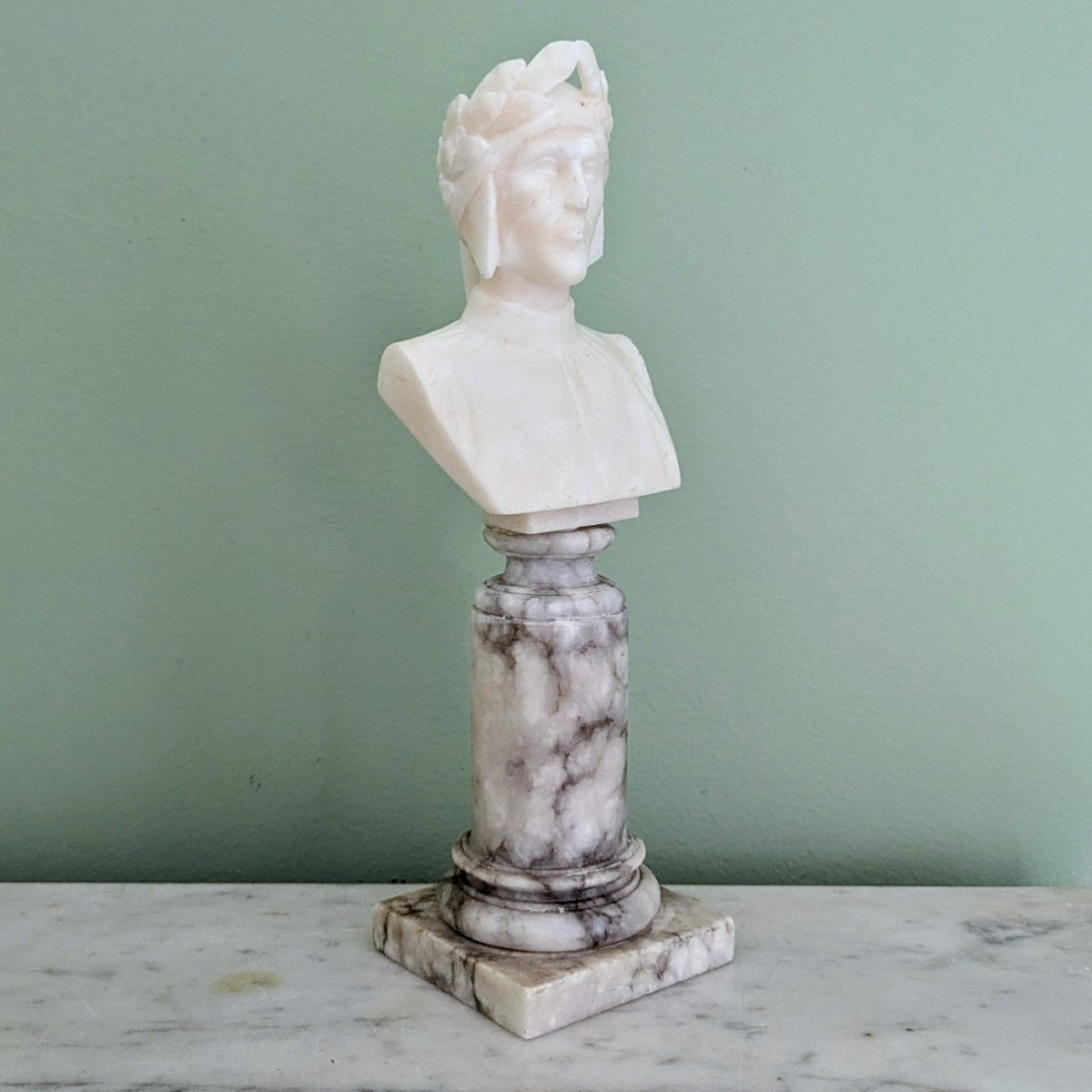 Souvenir de Grand Tour - buste de Dante en albâtre sur socle de marbre