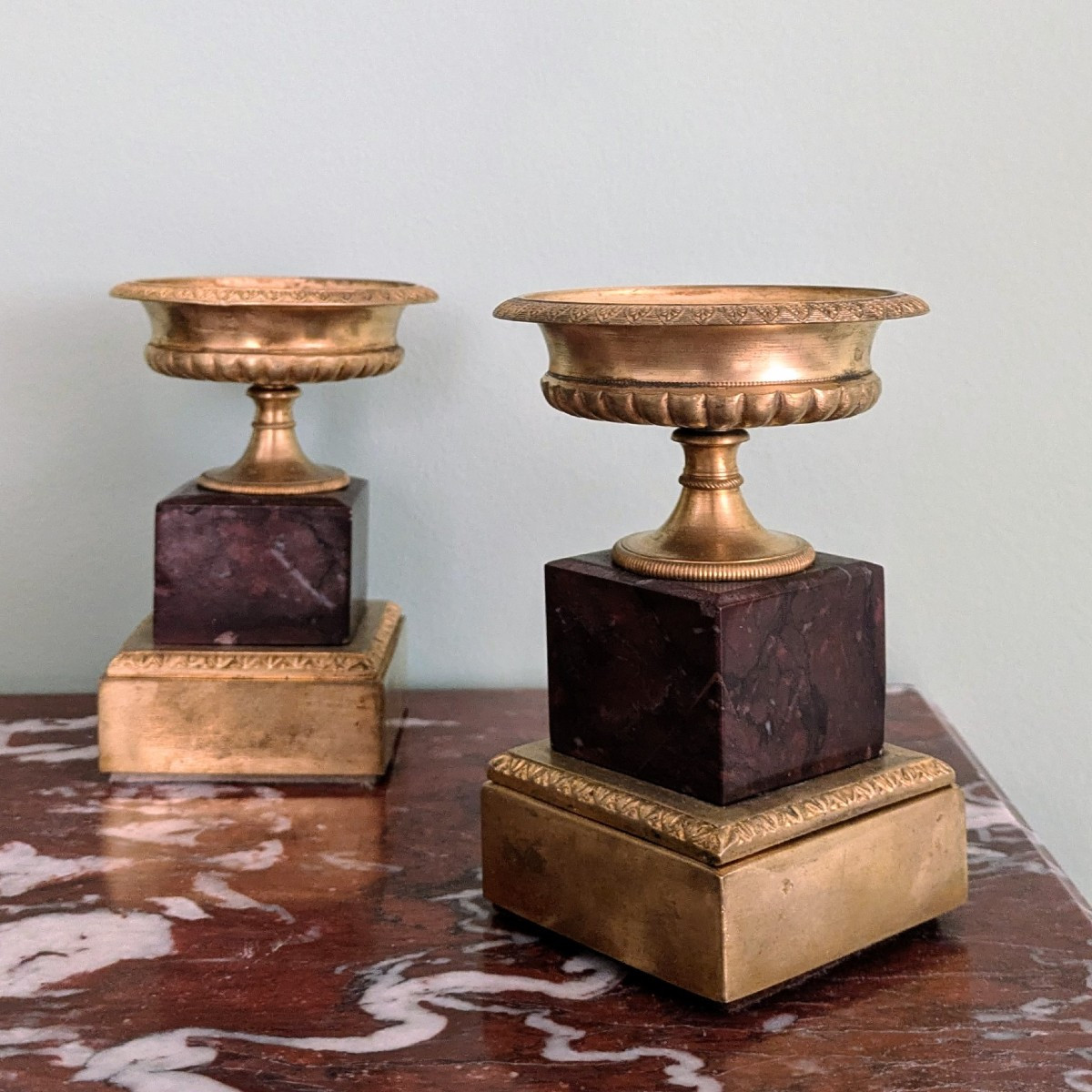 France, vers 1830 - paire de petites coupes en marbre et bronze doré