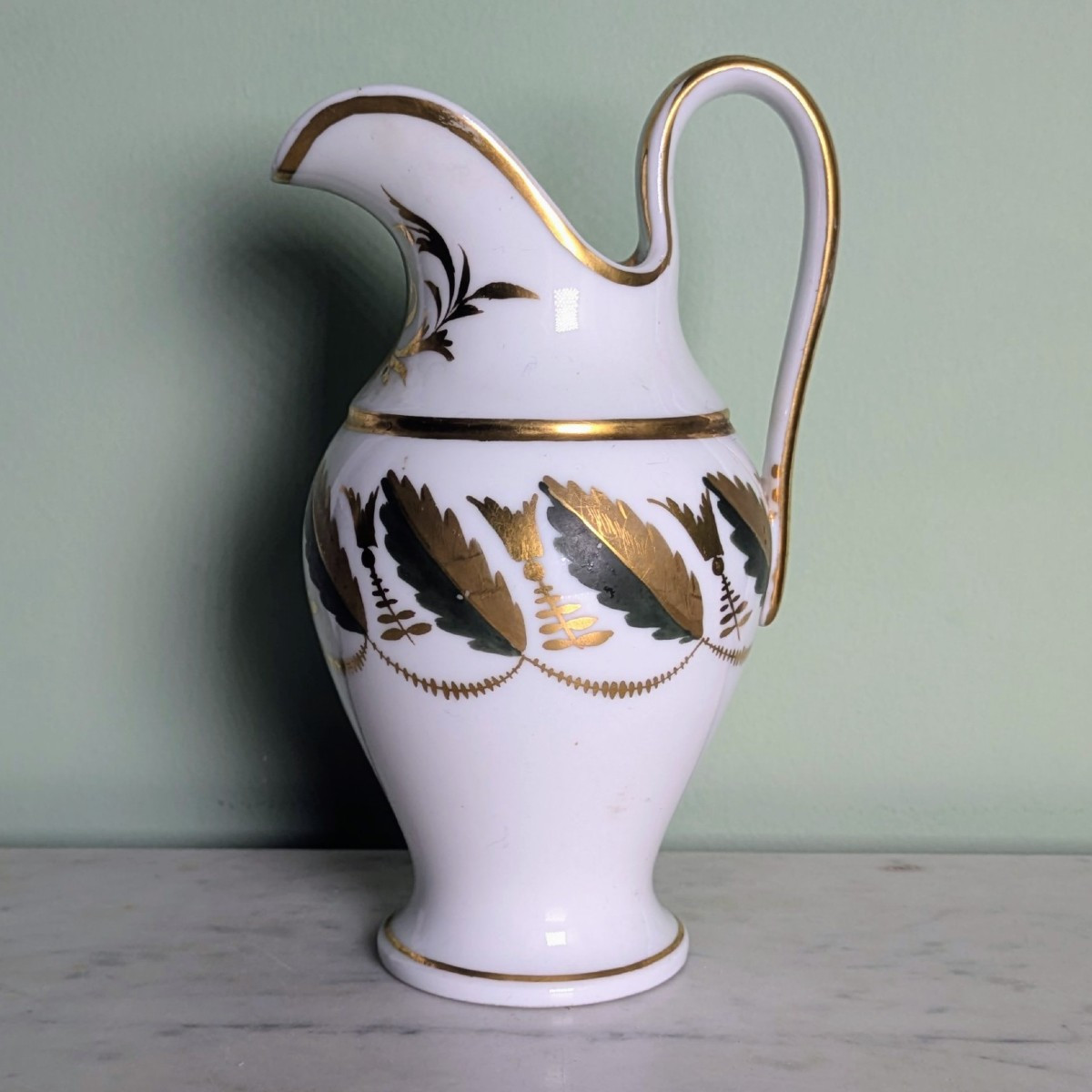 Manufacture de Locré - pot à lait en porcelaine peinte et dorée - époque Empire