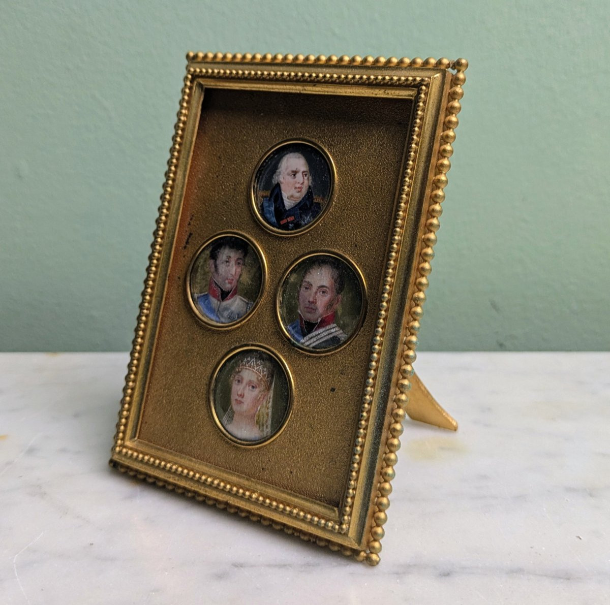 France, époque Restauration - suite de 4 miniatures royalistes - famille royale - encadrement m-photo-3