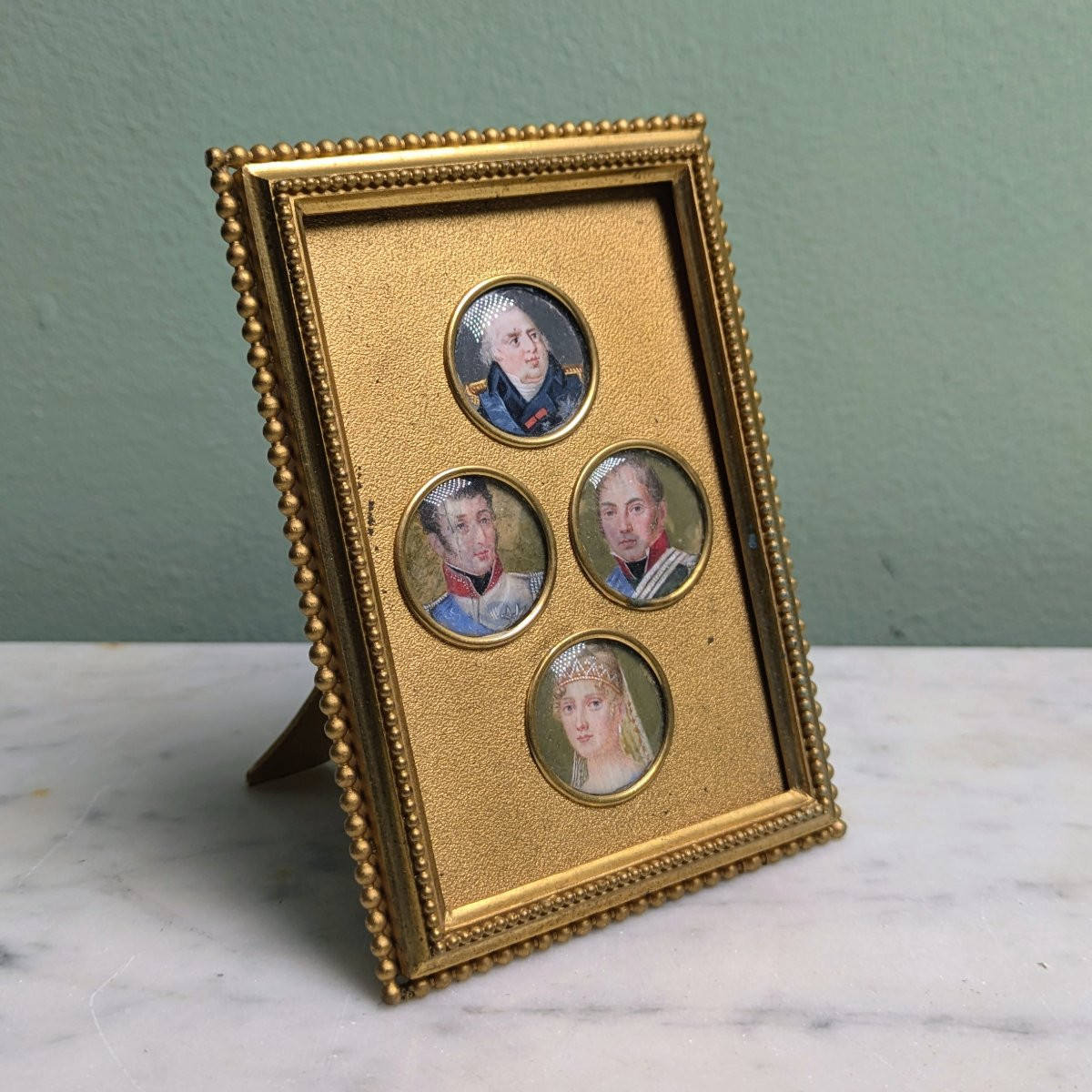 France, époque Restauration - suite de 4 miniatures royalistes - famille royale - encadrement m-photo-4